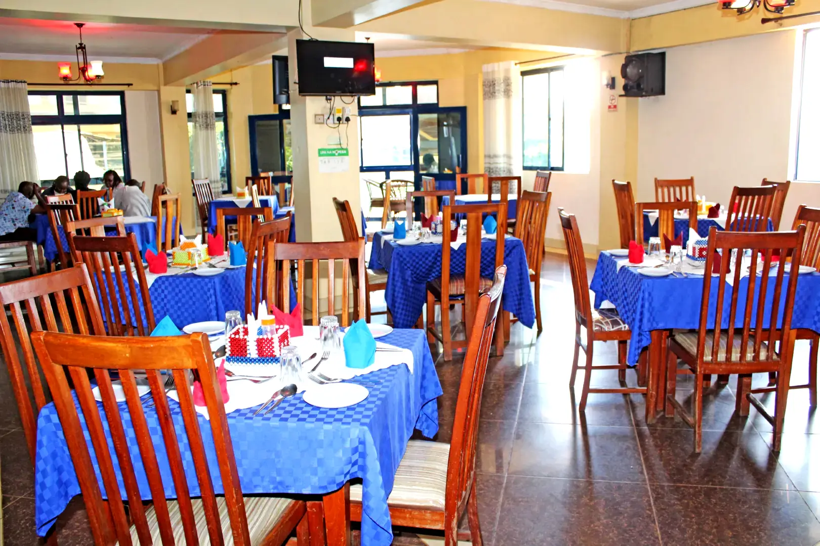 Meru ParamountHotel Para Restaurant welcomes guests to a delightful dining experience that blends authentic local flavors with international favorites.