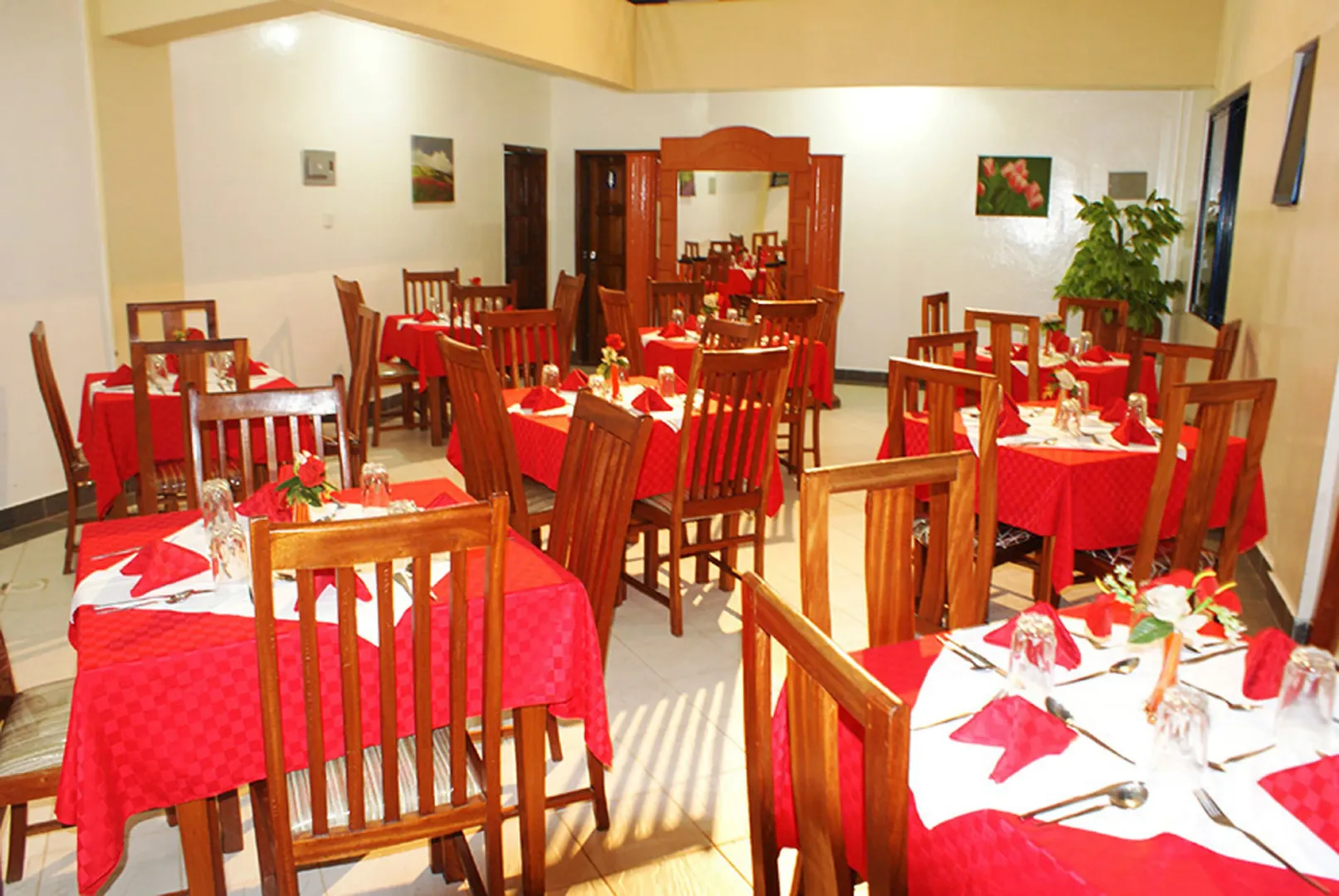 Meru Paramount Hotel Starehe Restaurant offers a cozy and relaxed setting, ideal for guests who prefer a quieter dining experience. 